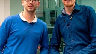 Maximilian Schulz (l.) und Oskari Vinko (r.) wollen mit ihrem Unternehmen die Laborautomation vorantreiben. (Andrea Schmits/ETH Zürich)