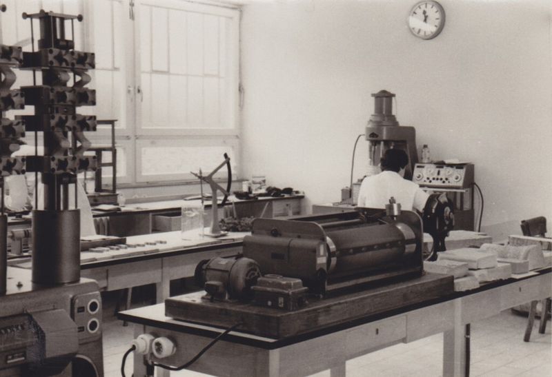 Prüfmaschinen des anwendungstechnischen Labors um 1965 (Bild: Rhein Chemie Rheinau)