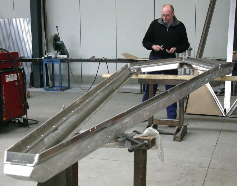 Die komplett fertiggestellte und eloxierte Aluminium-Rahmenkonstruktionen wird später verglast. (Bild: Aquatec)