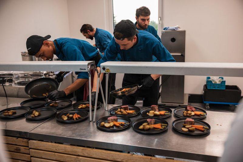 In der eigens eingerichteten Küche wird auf Hochtouren gearbeitet, … (Bild: C4B)