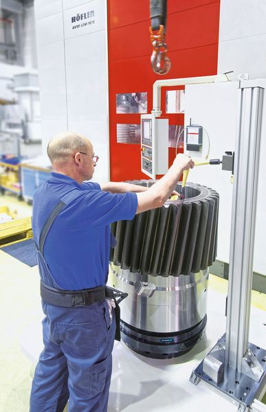 Während die Multifunktionsmaschine Höfler Rapid 1250 MFM ein Planetenrad schleift, bereitet Maschinenbediener Volker Trapp bereits das nächste Werkstück an der Rüststation vor. Auf diese Weise sinkt die Rüstzeit auf der stehenden Maschine um 20 Minuten pro Teil. (Bild: Schunk)