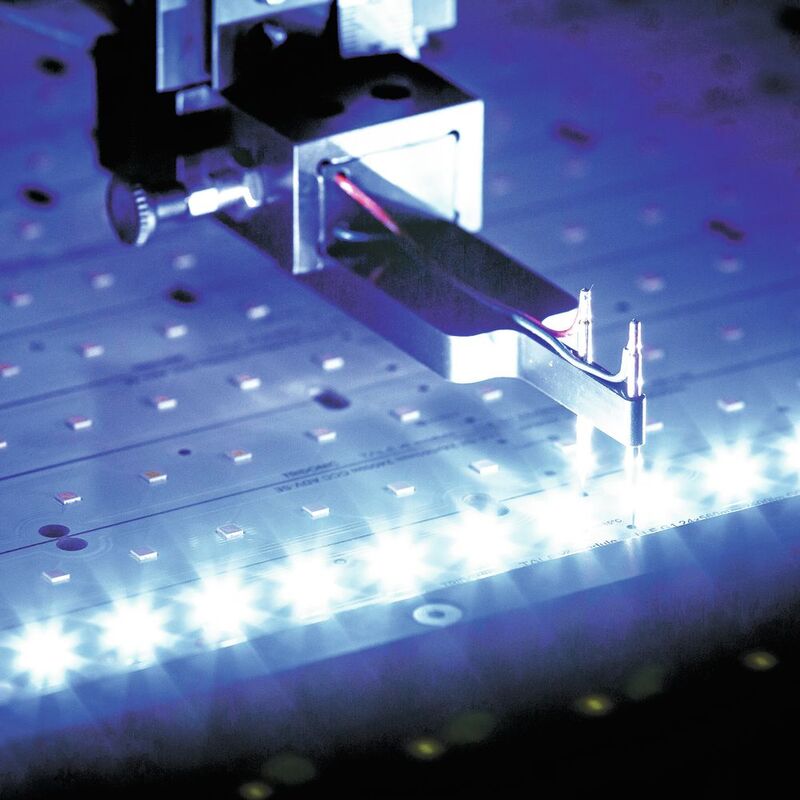 Tests von LEDs: Bevor die LED-Module die Fertigungsstätte verlassen, werden sie vom Hersteller intensiv getestet. Das stellt sicher, dass die LED-Produkte innerhalb der definierten Farborte und der engen Farbtoleranzen liegen.