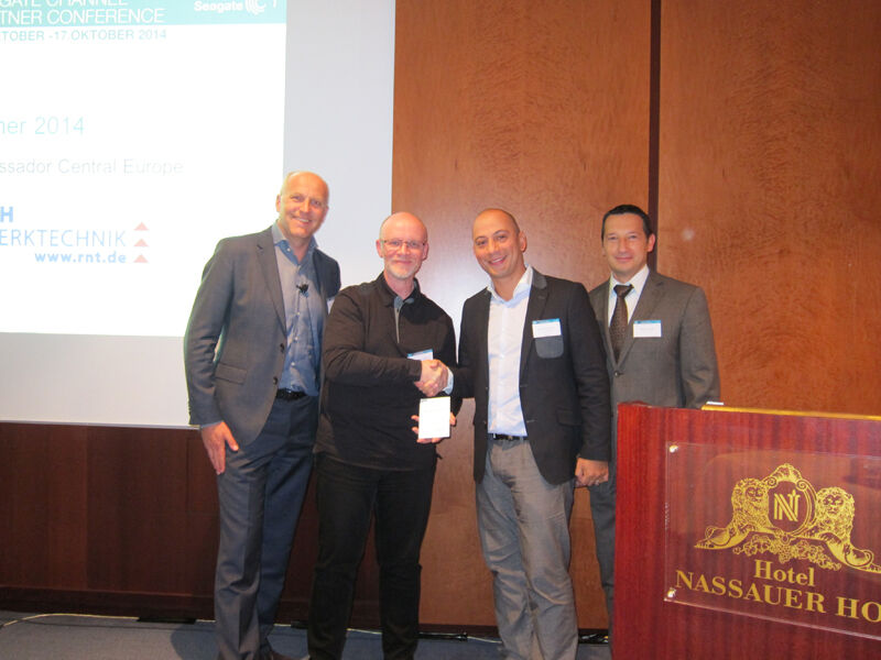 Der Gewinner Sebastian Noelting (Rausch Netzwerktechnik) mit dem Seagate-Team (v. l.): Henk Vandenberg, Sofocles Socratous und Marcus Ulonska (Bild: IT-BUSINESS)