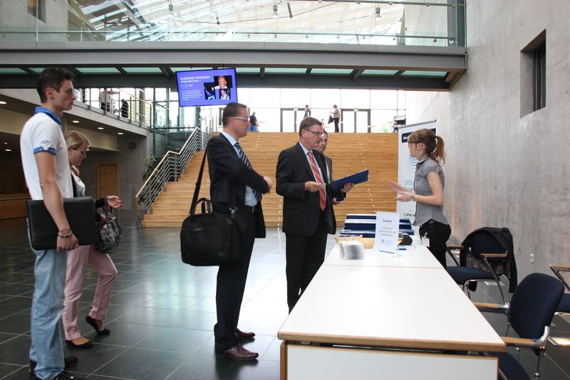 Die ersten Teiilnehmer finden sich ein. Anmeldung und Ausgabe der Tagungsunterlagen im Foyer der Stadthalle Tuttlingen. (Bild: Castagna)
