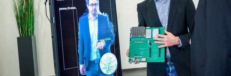 Die im Rahmen des Projekts VEDLIoT entwickelte Hardware-Plattform findet zum Beispiel Anwendung in einem intelligenten Spiegel. (Bild:  Universität Bielefeld)