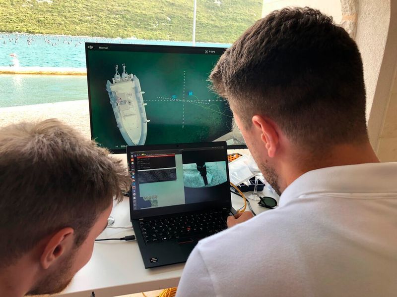 Das Team des SeaClear-Projekts beobachtet den Unterwasser-Roboter per Kamera. (SeaClear Project)