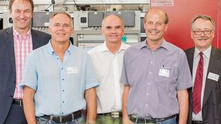 Ralf Müller (Geschäftsleitung Vorsitzender), Thomas Saß (Leiter Anlagenservice), Thomas
Happich (Leiter Anlagenservice- und –technik), Hubert Stüsser (Teamleiter
Prozessanalysentechnik) , Dr. Clemens Mittelviefhaus (Geschäftsleitung) freuen sich über die Eröffnung der PAT-Werkstatt im Hürther Chemiepark Knapsack. (Infraserv Knapsack)