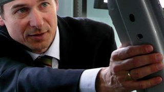 Im Dienste der Stahlanwendung: Dipl.-Ing. Oliver Hoffmann, Leiter Simultaneous Engineering/Anwendungstechnik/Vertrieb/Engineering – Division Auto bei der Thyssen-Krupp Steel AG in Duisburg, erklärt die aus hochfestem Stahl warmgeformte B-Säule im Automobil. Bild: Kuhn (Archiv: Vogel Business Media)