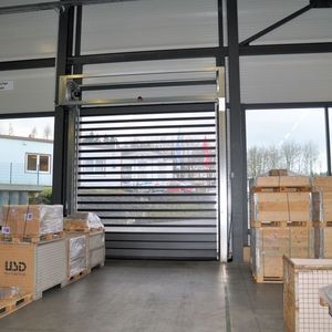 Durch die Klarsichtlammelen fällt auch durch das Schnelllauftor viel Licht in die Halle von USD.