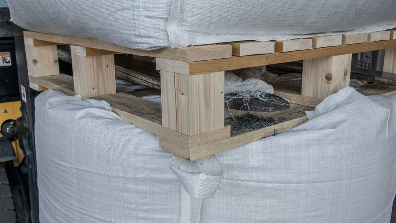 Splitter und Nägel in Holzpaletten können die Big Bags beschädigen, wodurch Schüttgut auszulaufen droht. (Bild: Cabka-IPS)