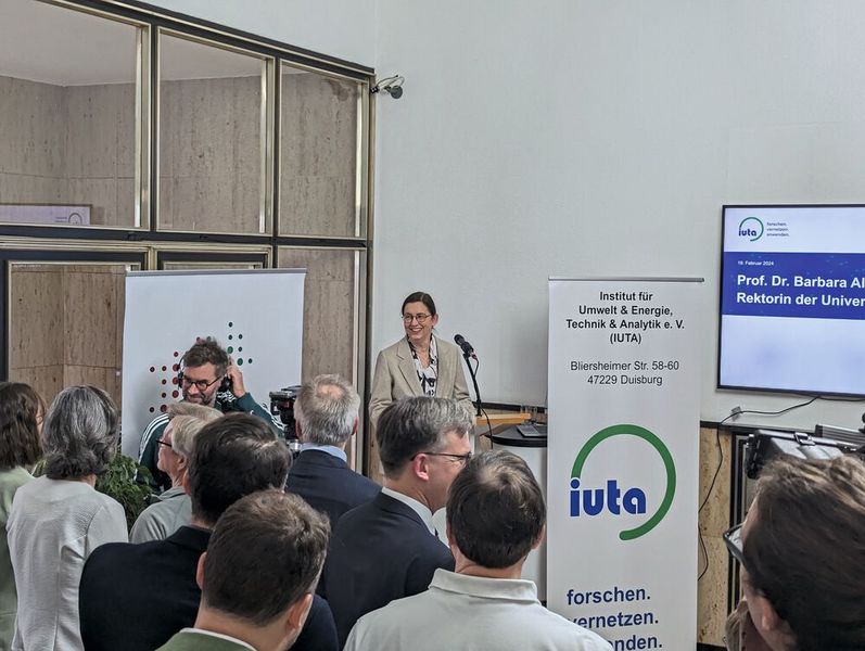 „Das Future Lab NRW eröffnet neue Kooperationsmöglichkeiten zwischen IUTA und der Universität Duisburg-Essen zum Thema chemische Analytik. Das IUTA ist als An-Institut ein wichtiger Partner unserer Universität, insbesondere beim Transfer von Forschungsergebnissen in die Anwendung.“ – Prof. Dr. Barbara Albert, Rektorin der UniiversitätDuisburg-Essen  (Bild: VCG – Lüttmann)