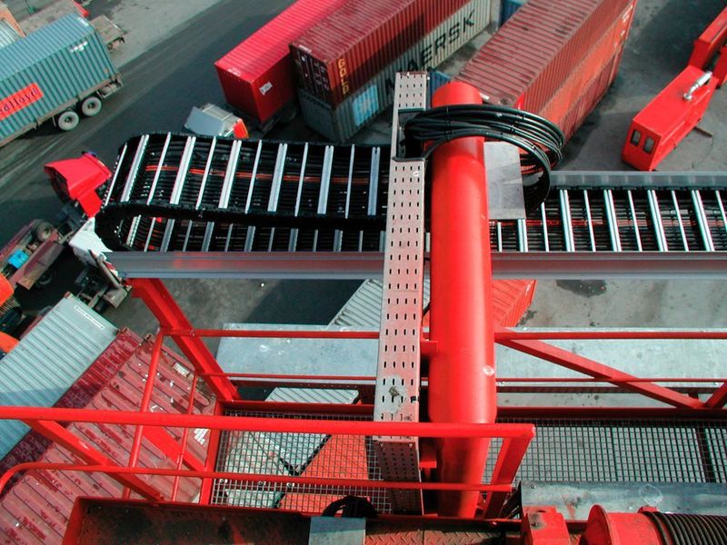 Ob Containerbrücke oder Stahlwerk: Auch bei langen Verfahrwegen und maximaler Beanspruchung sorgt das RSC-System von Tsubaki Kabelschlepp für eine sichere, störungsfreie Energieführung. (Bild: Tsubaki Kabelschlepp)