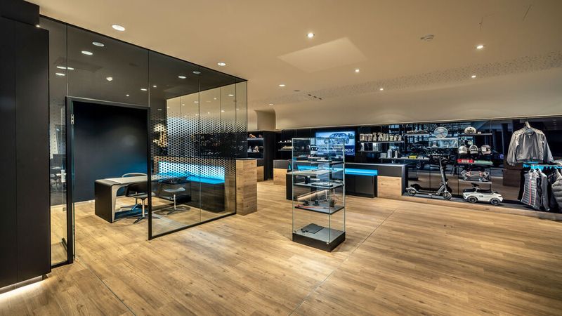 Es gibt auch ausreichend Fläche für eine ansprechende Präsentation von Accessoires und Zubehör. (Kunzmann)