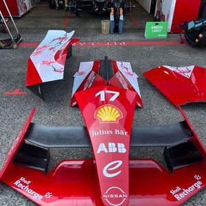 Die Fahrzeuge der Japaner sind an der roten Lackierung und dem pinken Kirschblüten-Muster zu erkennen.(Bild:  Simon – »kfz-betrieb«)