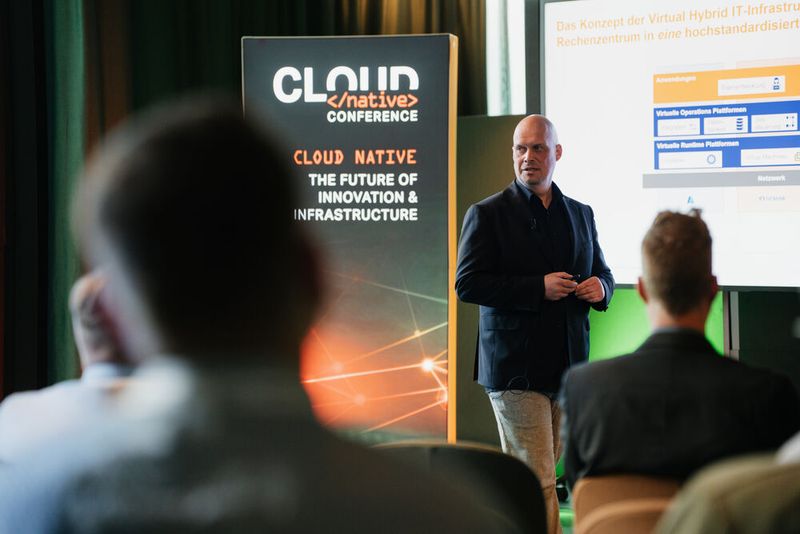 Miki Mustapic, DZ Bank, präsentiert ein Best Practice zur Vorbereitung hybrider Infrastrukturen auf FinOps.  (Bild: Manuel Emme Fotografie / Vogel IT-Akademie)