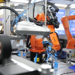 Die Kamera, die die Position des Steckers vermisst und die Bewegung des Roboters demnach anpasst, befindet sich rechts oben am Arm des Roboters. (Bild: Cellios)