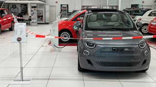 Vorerst bis in den März hinein müssen die meisten Verkaufsräume in Autohäusern noch geschlossen bleiben. (Seyerlein/»kfz-betrieb«)