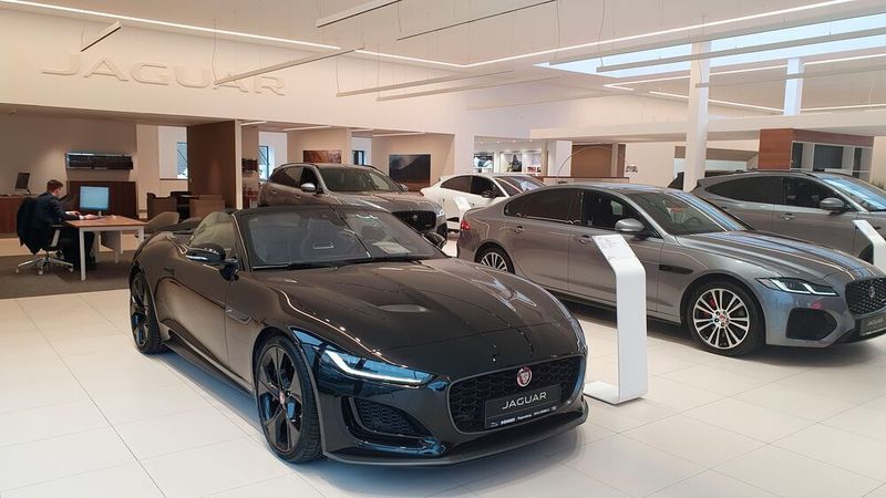 Der duale Showroom ist großzügig dimensioniert. (Mauritz/»kfz-betrieb«)