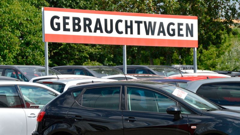 Das Geschäft mit gebrauchten Pkw bleibt weiter rückläufig. Es fehlte das Jahr 2022 über an Ware.(Bild:  Achter – »kfz-betrieb«)