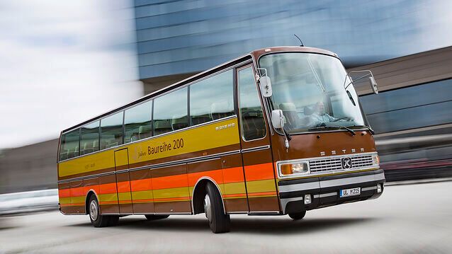 1976 kam auch die Baureihe 200 auf den Markt. Sie startete mit sechs Typen: die Hochboden-Versionen S 211 H, S 212 H, S 213 H und S 215 H mit jeweils 3.090 mm Höhe sowie die Hochdecker S 213 HD und S 215 HD mit einer Gesamthöhe von 3.340 mm. Die mit dieser Baureihe eingeführte Standardisierung der einzelnen Typen und Baugruppen sowie verbesserte Produktionsverfahren ermöglichten eine Steigerung der Produktion auf acht Komplettbusse pro Tag.  (Bild: Daimler Truck AG)