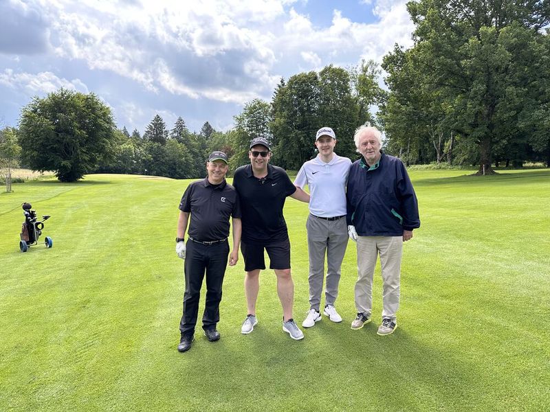 No Drama please, hier wird nur Golf gespielt: (v. l.) Andreas Livert (Extreme Networks), Jörn Grunau und Niklas Köhler (ACP) und Schauspieler Günther-Maria Halmer. (Bild: VOGEL IT-MEDIEN)
