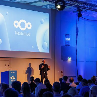 Auf dem Nextcloud Summit 2026 in München feierte  Frank Karlitschek, CEO und einer der Gründer von Nextcloud, den zehnten Geburtstag des Open-Source-Unternehmens. Für ihn hat sich Nextcloud zur weltweit führenden Plattform für datenschutzorientierte Zusammenarbeit entwickelt.  (Bild: Nextcloud)