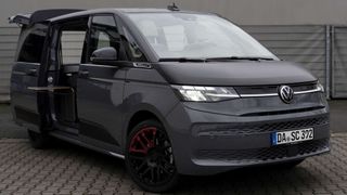 Die modularen Einheiten wurden speziell für den VW T7 Multivan angefertigt. (Bild: Autoren-Union Mobilität/Space Camper)