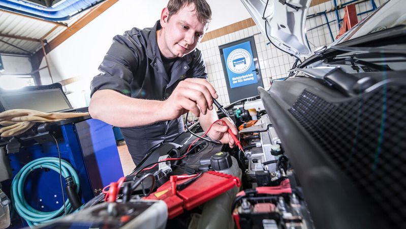 Wennn die Pläne der EU zur Regulierung zum Austausch und zur Reparatur von E-Autobatterien durchkommen, wäre das für die freien Kfz-Werkstätten fatal. Der ZDK hat seine Bedenken und Widerspruch eingereicht. (Bild:  ProMotor)
