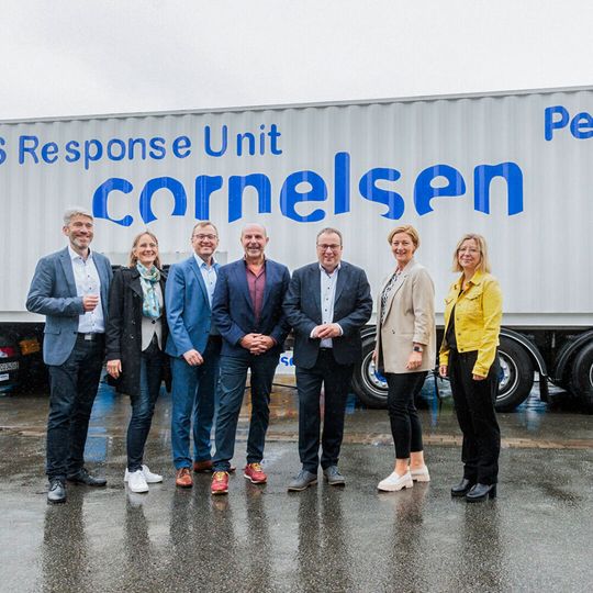 Von links: Prof. Dr.-Ing Christian Doetsch, Institutsleiter Fraunhofer Umsicht, Christina Zollmarsch, HUB Managerin Business Metropole Ruhr, Jürgen Schnitzmeier, Geschäftsführer Zenit, Dr.-Ing. Martin Cornelsen, Geschäftsführer Cornelsen Umwelttechnologie, Oliver Krischer, Minister für Umwelt, Naturschutz und Verkehr des Landes Nordrhein-Westfalen, Kerstin Groß, Hauptgeschäftsführerin Industrie- und Handelskammer für Essen, Mülheim a. d. R., Oberhausen zu Essen, Melanie Bodeck, Referentin für Kommunikation Umweltwirtschaft im Ministerium für Umwelt, Naturschutz und Verkehr des Landes Nordrhein-Westfalen Von links: Prof. Dr.-Ing Christian Doetsch, Institutsleiter Fraunhofer Umsicht, Christina Zollmarsch, HUB Managerin Business Metropole Ruhr, Jürgen Schnitzmeier, Geschäftsführer Zenit, Dr.-Ing. Martin Cornelsen, Geschäftsführer Cornelsen Umwelttechnologie, Oliver Krischer, Minister für Umwelt, Naturschutz und Verkehr des Landes Nordrhein-Westfalen, Kerstin Groß, Hauptgeschäftsführerin Industrie- und Handelskammer für Essen, Mülheim a. d. R., Oberhausen zu Essen, Melanie Bodeck, Referentin für Kommunikation Umweltwirtschaft im Ministerium für Umwelt, Naturschutz und Verkehr des Landes Nordrhein-Westfalen