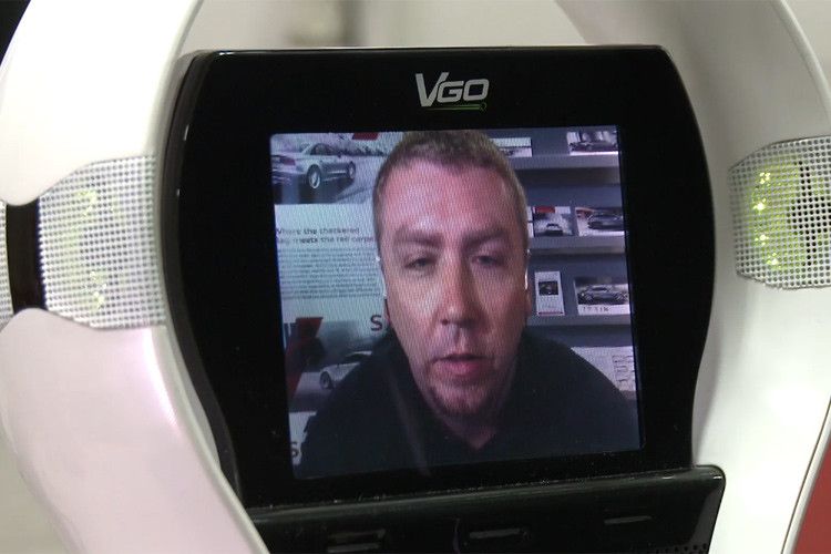 Dabei sieht der Servicemitarbeiter den Berater auf einem Bildschirm am Roboter. (Foto: kfz-betrieb)