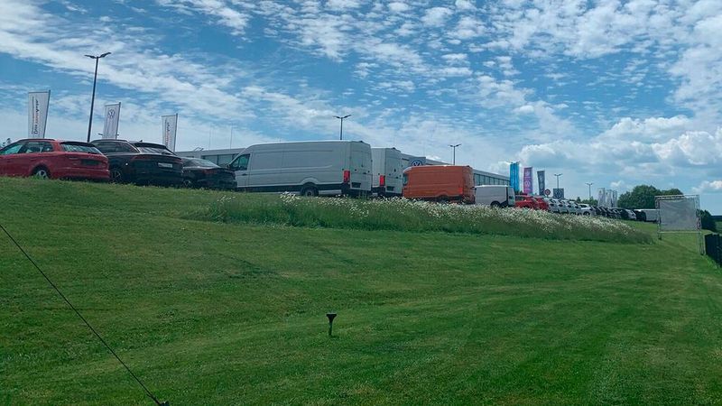 Am Standort Hof hat der Autohändler ein ökologisches Grünland geschaffen. (Bild: Motor Nützel)