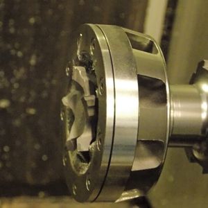 Bild 1: Luftgekühlt und trocken: Der Einsatz der Werkzeugaufnahme bei der Aluminiumbearbeitung verbessert die Oberflächengüte.