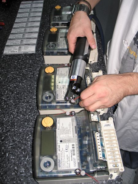 Bild 5: Druckluftzange beim Verplomben. (Bild: Deprag)