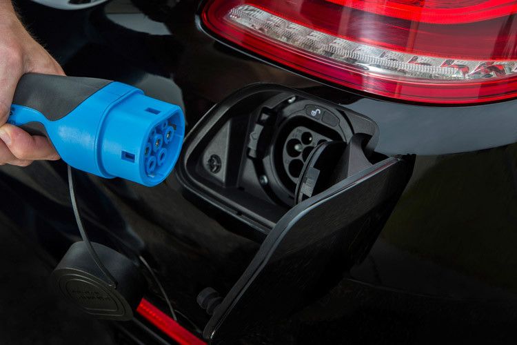 Mercedes-Benz baut die S-Klasse nun auch als Plug-in-Hybrid. (Foto: Daimler)
