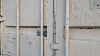 Mit digitalen Datenloggern wie dem Aspion L-Track am Container lassen sich hochwertige Investitionsgüter in der Energie- und Anlagentechnik sicher transportieren. (Bild: Aspion)