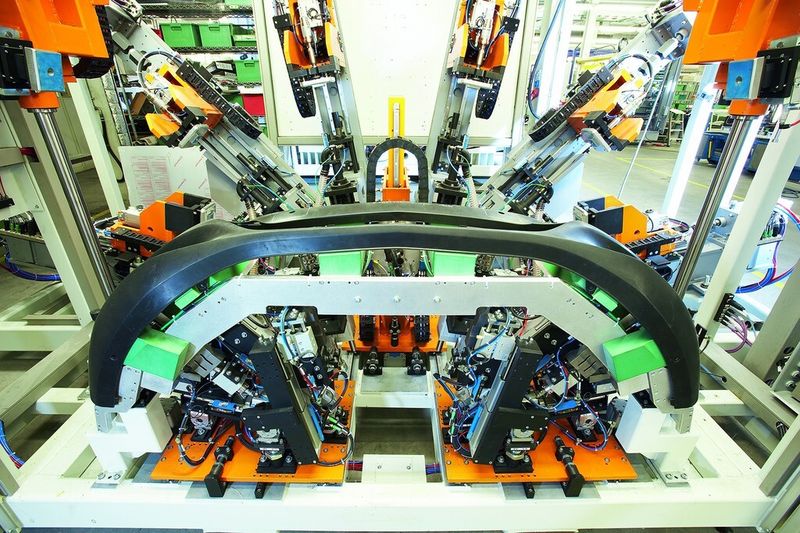 Auch in den Anlagen zum Ultraschall-Stanzen beispielsweise von Sensoröffnungen in Kunststoff-Stoßfängern setzt MS Spaichingen auf den magnetischen Positionssensor MPS von Sick. (Bild: Sick)