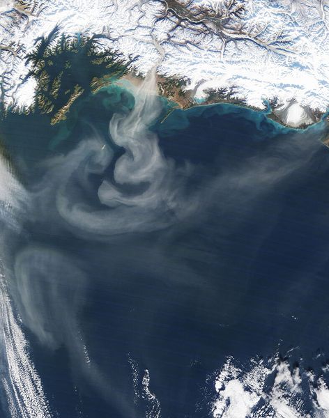 Eisen im Wind: Die „Frühlingsblüte“ wird ausgelöst durch Staub, der mit Hilfe des Windes vom Festland ins Meer gelangt und winzige Eisenpartikel enthält, die wiederum Nährstoff für das Phytoplankton sind. (Aufnahmen vom 23. bis 25. Oktober 2015) (Bild: NASA images by Jeff Schmaltz.)