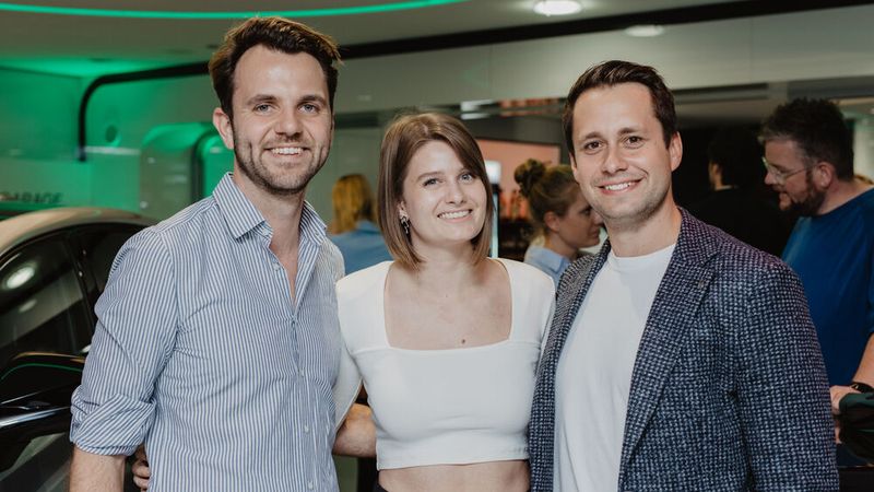 Shannon Hellman (v. l.),  Emma Weller und Niklas Schwichtenberg, Chief of Staff bei Electrofleet. (Bild: K.Steinkamp)