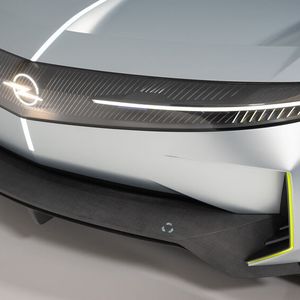 Das neue Blitz-Logo wird von den beleuchteten Linien des sogenannten Kompasses in Szene gesetzt.(Bild:  Opel)