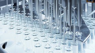 Bis zu 60 000 Spritzen pro Stunde verarbeitet die neue Spritzenfüll- und Verschließmaschine. Bild: Bausch+Ströbel (Archiv: Vogel Business Media)