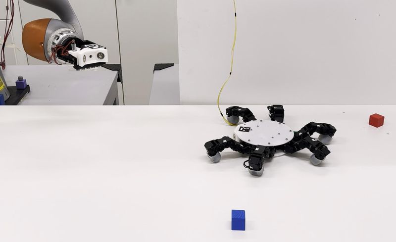 Die Hand kann sich sogar vom Roboterarm abkoppeln und sich – spinnengleich – fortbewegen, um Objekte außerhalb der Armreichweite zu greifen und zu tragen. (Bild: EPFL)