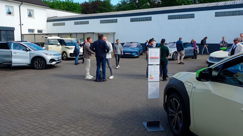 Zur Eröffnungsfeier gab es Taximodelle von mehreren Herstellern zu sehen. (Bild: S+K)