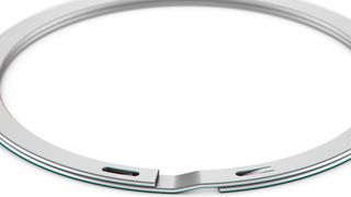 Sonderlösung für die E-Mobility: Für den Einsatz in hochdrehenden Elektroantrieben bietet TFC einen Wellen-Sicherungsring, der sich dank einer integrierten Selbstsperrfunktion für Umdrehungen von bis zu 17.000 U/min verwenden lässt. Im Bild die Variante mit mittig positionierter Selbstsperrung. (TFC)