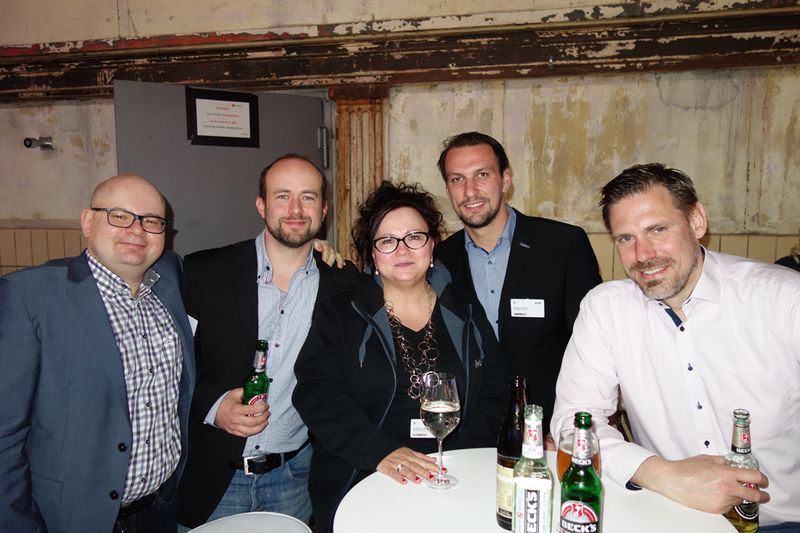 Das baldige Geburtstagskind Oliver Seeger, iiyama, mit Sascha Morbitzer, bluechip, Susanne Nas, iiyama, Manuel Starke, bluechip, und Lars Michelsen, MMD. (Bild: IT-BUSINESS)