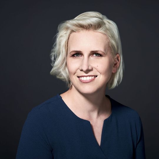 Für Mit-Herausgeberin Miriam Rupp spielt die Kunst des Geschichtenerzählens eine entscheidenden Rolle für den Erfolg einer Arbeitgebermarke.(Bild:  Saskia Uppenkamp)