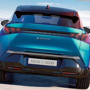 Das kantig geschnittene Heck fällt hinten mit kurzem Überhang ziemlich abrupt ab.(Bild:  Peugeot)