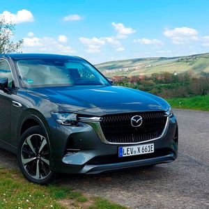 1. Das Fahrzeugkonzept: Mit dem CX-60 rundet der japanische Hersteller sein Modellportfolio nach oben ab. Die Preisliste weist für den Testwagen CX-60 e-Skyactiv PHEV als Sondermodell Takumi 62.900 Euro aus. Mit Blick auf die umfangreiche Serienausstattung liegt der CX-60 preislich damit aber immer noch unter den Modellen der deutschen Premiumwettbewerber wie dem Audi Q5.(Bild:  Mauritz – VCG)