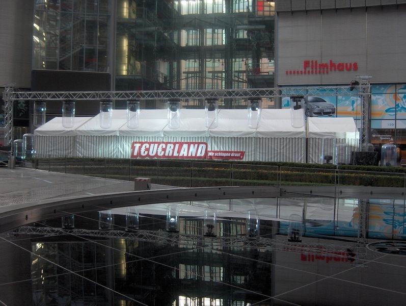 Im Teuerland-Zelt präsentierten IT-Hersteller ihre Produkte mit »Preisaufschlag URA« (Archiv: Vogel Business Media)