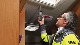 Gutachter des Caravaning Gutachter Fachverbandes prüfen Wohnmobile und Wohnwagen im Auftrag des ADAC. (Bild: ADAC)