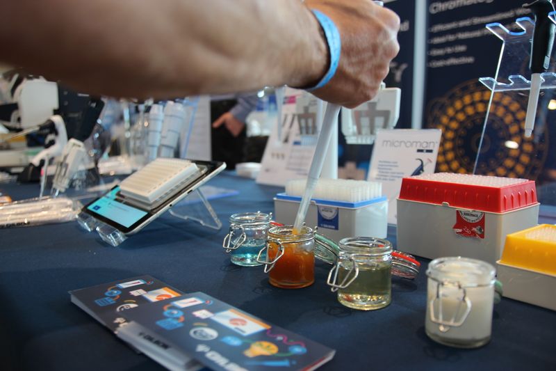 Stückige Marmelade ist dann doch zu viel. Aber für homogene viskose Medien ist die Microman Pipette von Gilson genau richtig, wovon sich die Besucher hier selbst überzeugen können. Dank des Direktverdränger-Prinzips schafft die Pipette auch zähe Medien. Dass es kein Luftpolster über der pipettierten Flüssigkeit gibt, hat noch einen weiteren Vorteil: Es mindert das Risiko von Kreuzkontaminationen durch Aerosole in der Gasphase über der Probe. Normalerweise werden dafür Pipettenspitzen mit Filtereinsatz benötigt. Weitere Infos zu den kommenden LAB-SUPPLY-Messen finden Sie auf www.lab-supply.info.  ()